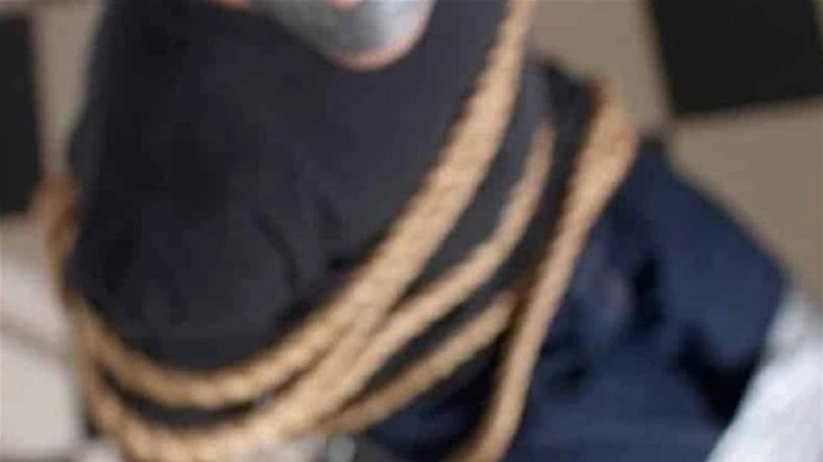 امرأة وأبناؤها يعذبون شاب لتعاطفه مع ابنتهم