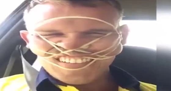 بالفيديو.. موقف محرج لشاب ربط وجهه بالأساتك المطاطية