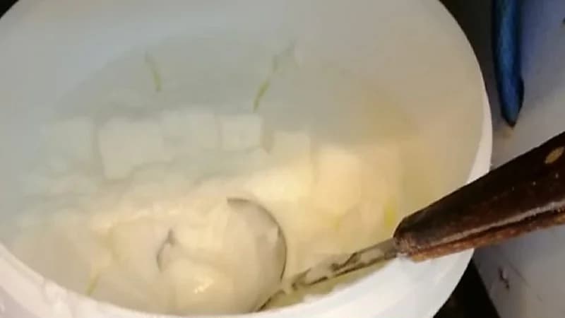 مصادرة 12 كجم مواد غذائية فاسدة بمكة