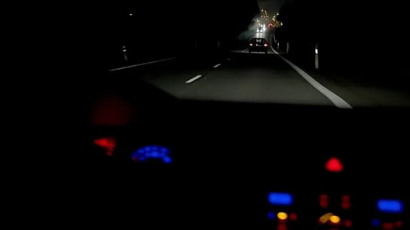 نصائح "المرور" لقيادة آمنة ليلًا