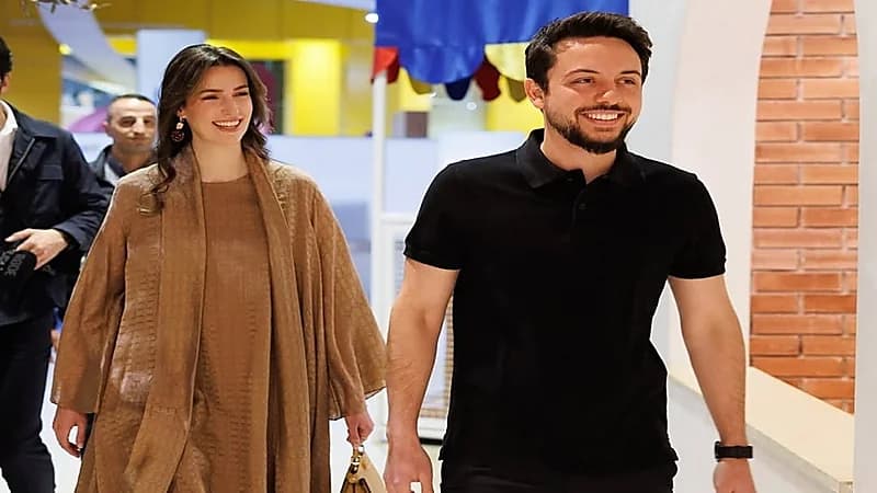 الأمير الحسين والأميرة رجوة يشاركان أطفال أيتام مأدبة إفطار.. صور