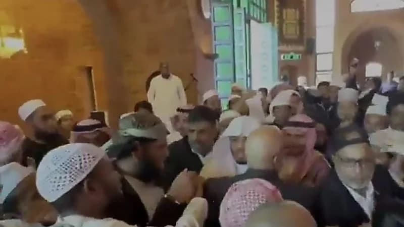 تدافع مئات المصلين لمصافحة إمام الحرم ياسر الدوسري أثناء تواجده في جنوب أفريقيا .. فيديو
