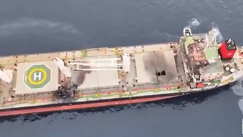 لحظة تفجير الحوثي لسفينة بضربات صاروخية.. فيديو