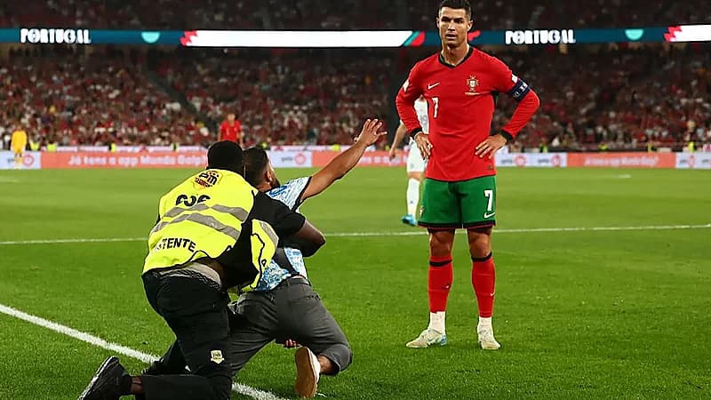 رونالدو يتعرض لهجوم مفاجئ من مشجع في مباراة منتخب بلاده .. فيديو