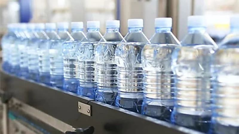 "الغذاء والدواء" تقدم نصائح للحفاظ على سلامة المياه المعبأة