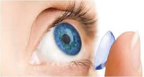 الخبراء يحذرون من تنظيف العدسات اللاصقة بمياه الصنبور