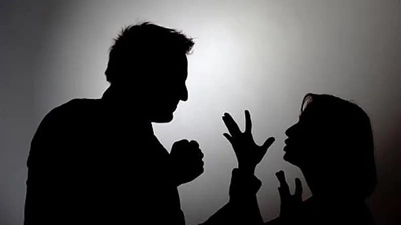 مذيعة مشهورة تتلقى تهديدات بالتشويه والدفن حيّة من طليقها