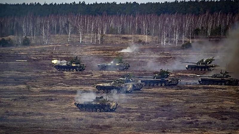 تقدم بعض الدبابات الروسية نحو العاصمة كييف