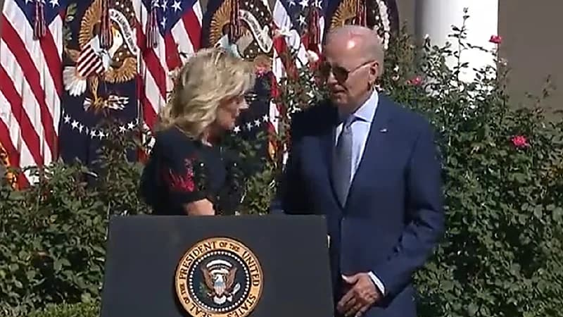 شاهد .. بايدن مرتبك لا يعلم أين يذهب بعد إلقاء خطابه رغم مساعدة زوجته