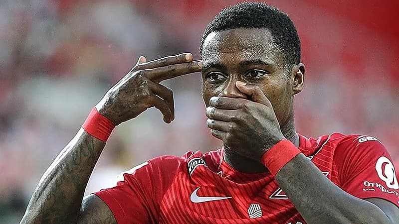 إعتقال نجم هولندا السابق في دبي بتهمة الإتجار في المخدرات