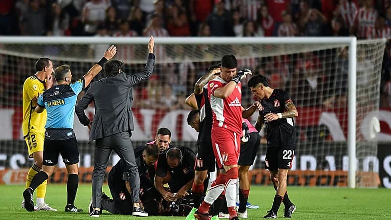 سقوط مرعب للاعب ألتاميرانو بعد إصابته بنوبة صرع .. فيديو