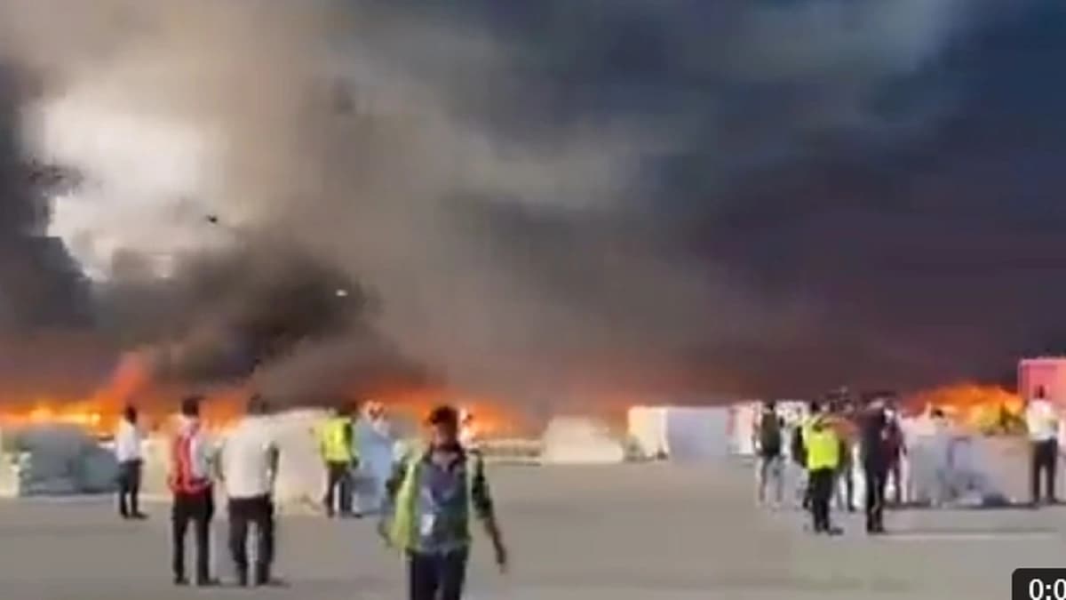 حريق ضخم في مطار دكا ببنغلاديش .. فيديو