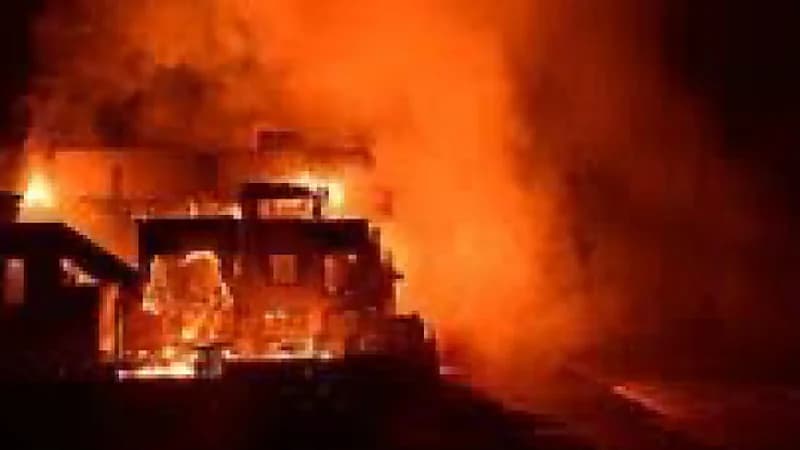 حريق ضخم يلتهم سفناً في السويس .. فيديو