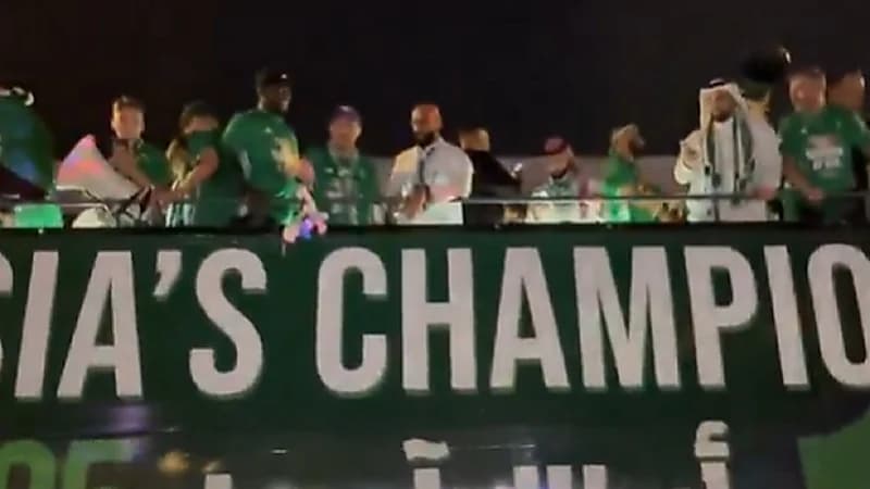 رئيس رابطة الأهلي يحتفل بالسنفور على الحافلة خلال الاحتفال بكأس آسيا ويثير الجدل.. فيديو