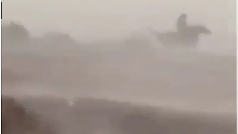 عاصفة بردية تفاجئ شاب على ظهر الخيل في بريدة.. فيديو