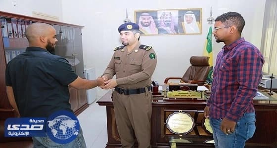 بالصور.. مدني رفحاء يكرم مقيمين أنقذا حياة طفل‎