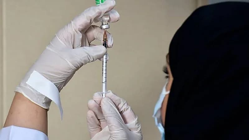 "الصحة" تكشف الأعراض الجانبية الشائع حدوثها بعد تلقي اللقاح