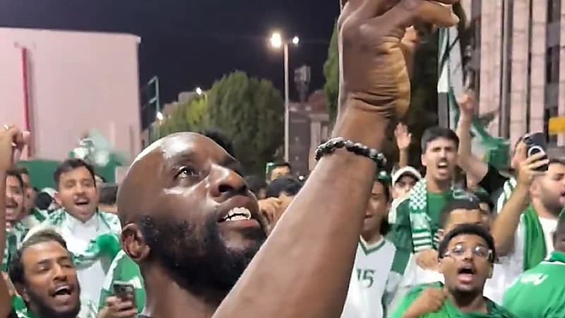 والد محترف الأهلي يوثق تفاعل الجماهير قبل لقاء بيراميدز .. فيديو