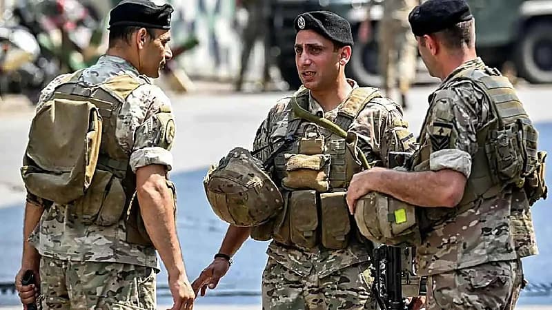 شاب يقفز من شرفة منزله خلال مداهمة للجيش بلبنان .. فيديو