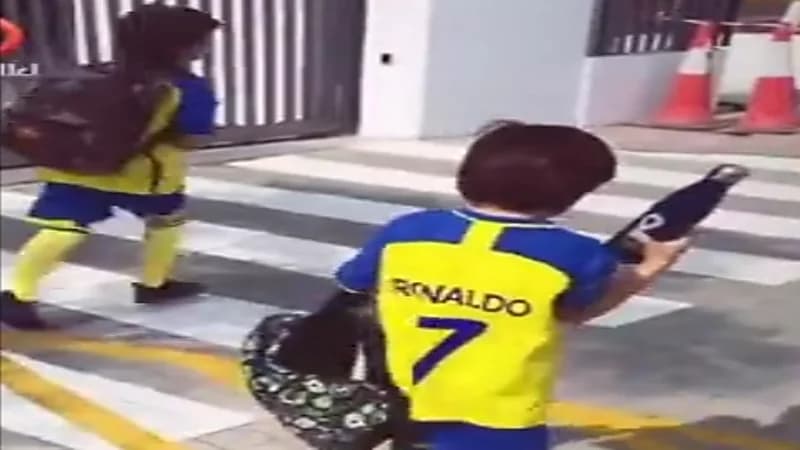 ابنا مذيعة العربية نادين الخماش في طريقهما للمدرسة بقميص النصر.. فيديو