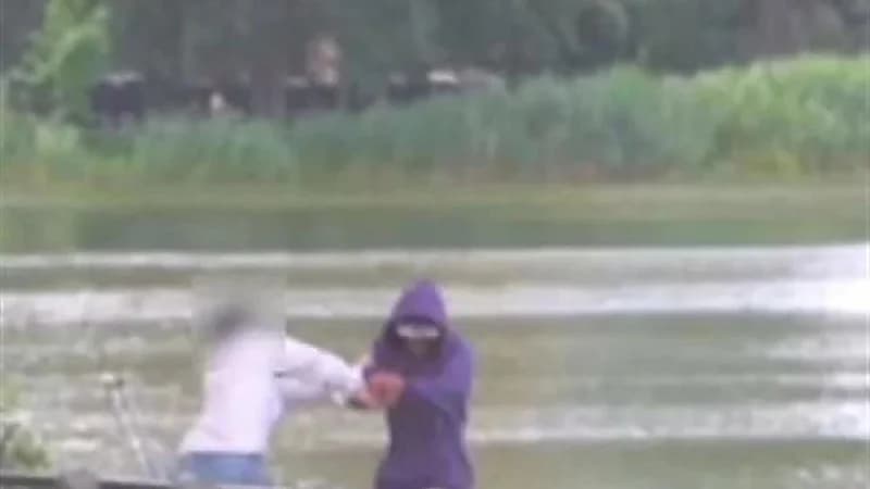 بالفيديو.. لص يلكم سيدة معاقة ويسرق هاتفها في وضح النهار