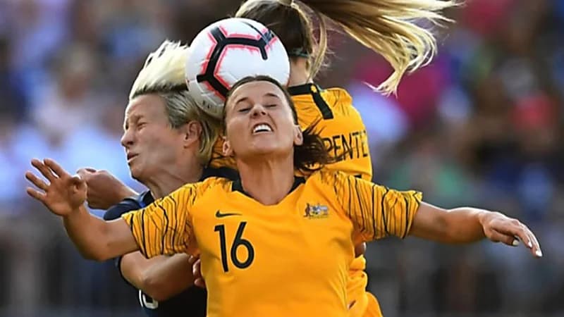 باحثون ينهون لاعبات كرة القدم من اللعب بالرأس