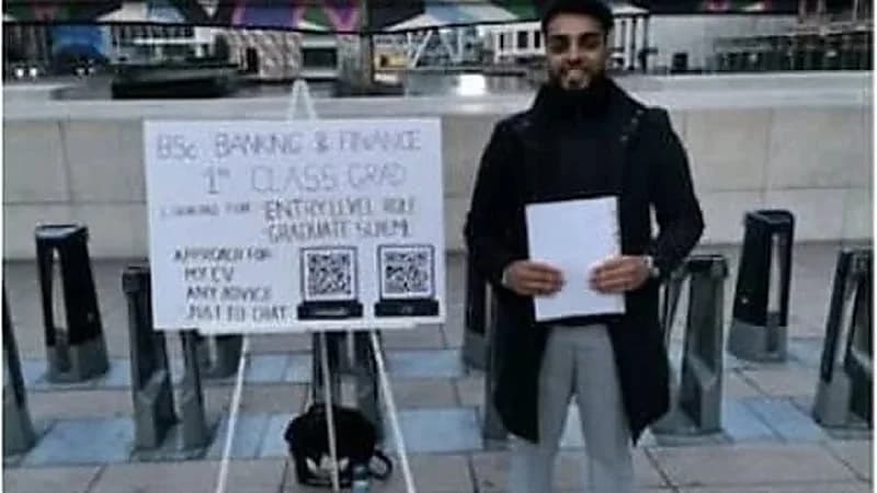 شاب يعرض سيرته الذاتية على المارة في الشوارع للحصول على وظيفة