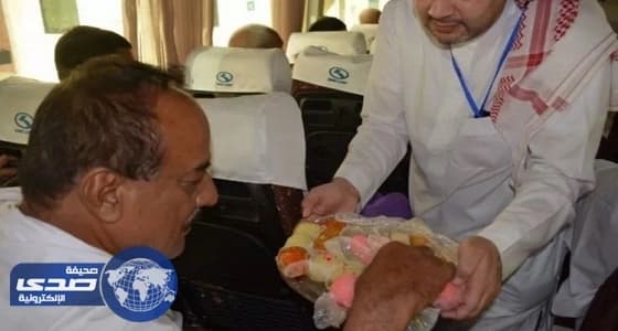 المملكة تستقبل حجاج باكستان بماء زمزم المبارك والحلويات