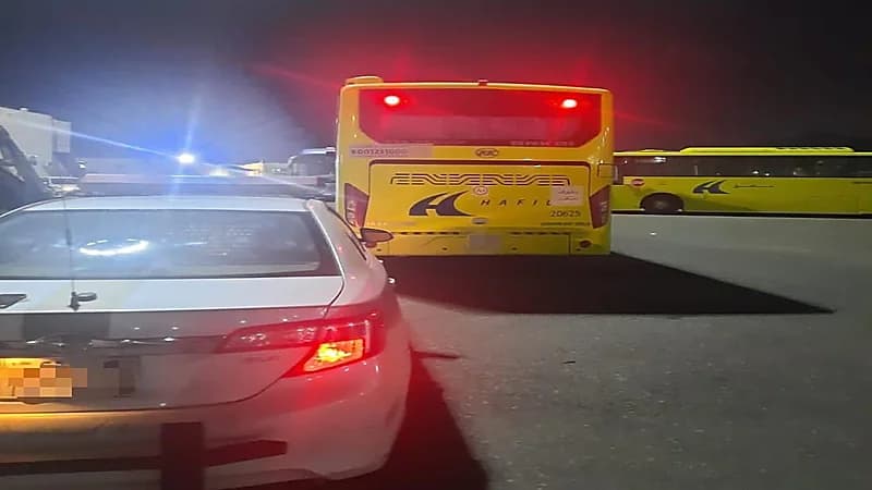 ضبط قائد حافلة مدرسية قطع الطريق بطريقة متهورة