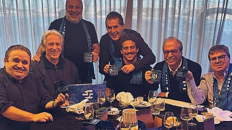 جيسوس يهدي أصدقائه أكوابًا وشالات بشعار الهلال .. صور