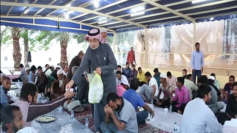 شاهد.. عائلة في سكاكا تواصل مبادرتها في إفطار 7 آلاف صائم بمسجد والدهم