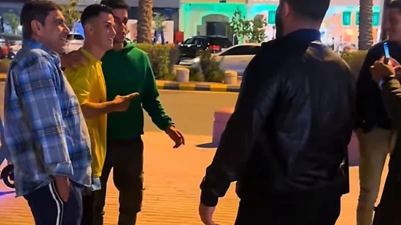تدافع المعجبين على شبيه رونالدو أثناء تجواله في الرياض ..فيديو