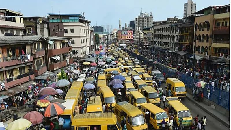 مصرع 21 رياضيًا في حادث سقوط حافلة أثناء العودة من مهرجان رياضي