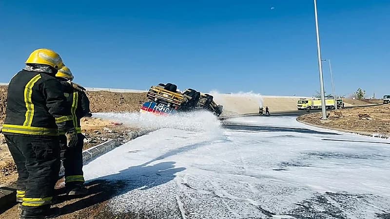 إنقلاب ناقلة وقود وإصابة قائدها في المدينة المنورة