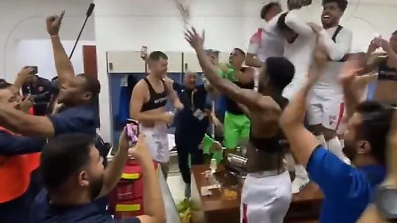 لاعبو القادسية يحتفلون على طريقتهم الخاصة بعد الصعود .. فيديو