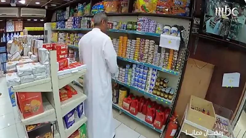 شاهد .. النموذج الجديد للبقالات بالواجهة الزجاجية وحواجز الهواء