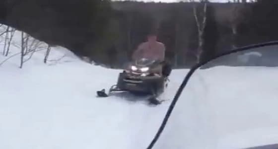 زوجة تداعب زوجها بإخفاء ملابسه