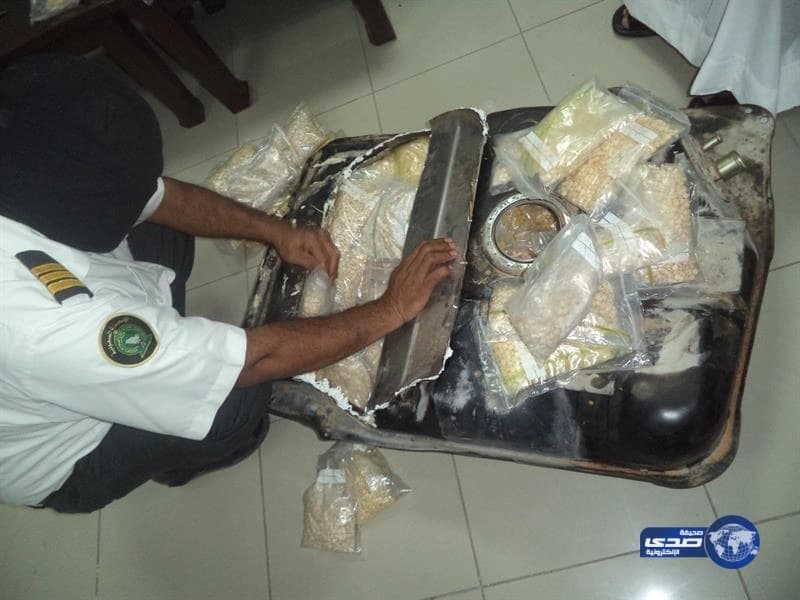 بالصور.. جمرك البطحاء يحبط محاولة تهريب قرابة نصف مليون حبة من حبوب الكبتاجون المخدرة