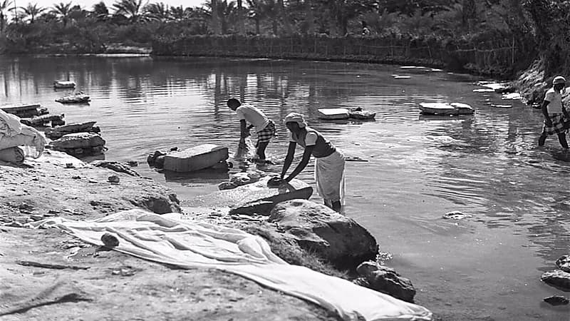 بالصور.. غسيل الملابس في عين أم خريسان بالأحساء