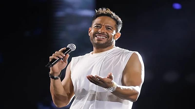 حماقي يشعل حماس جمهوره في حفله الغنائي 