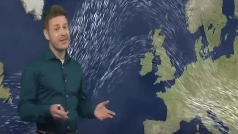 بالصور.. مذيع نشرة يتعرض للسخرية بسبب ملابسه