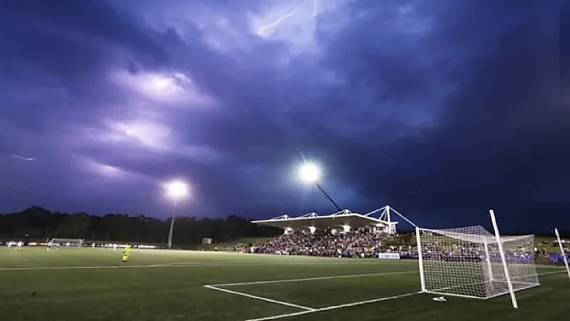 إصابة مراهقين بصاعقة برق أثناء تدريب كرة قدم