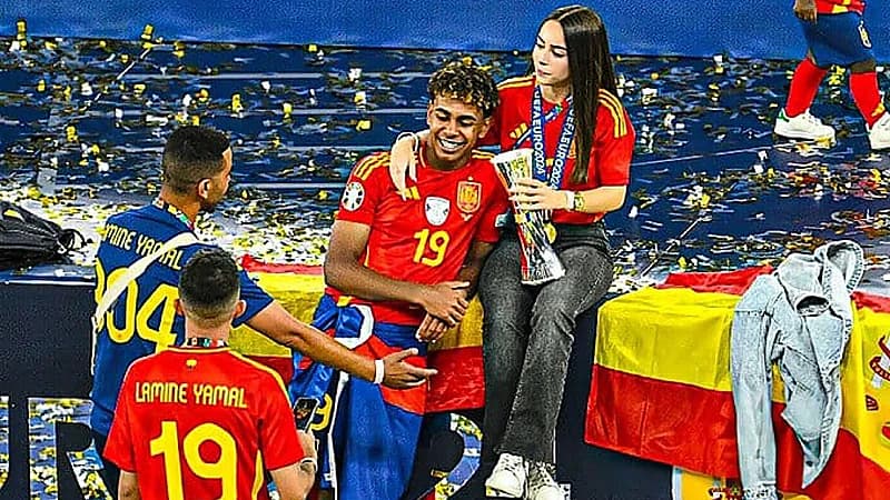 صديقة لامين مال تخطف الأنظار في كأس أمم أوروبا ومفاجأة بشأن علاقتهم .. صور