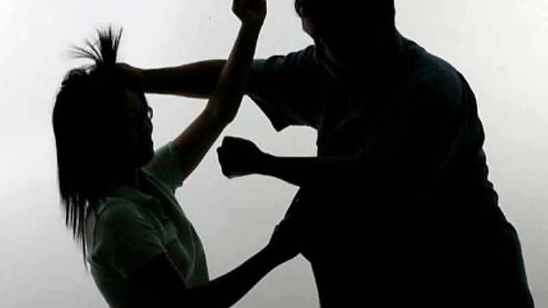 أب يعذب بناته الـ3 في المنزل انتقامًا من زوجته بعد انفصالهما