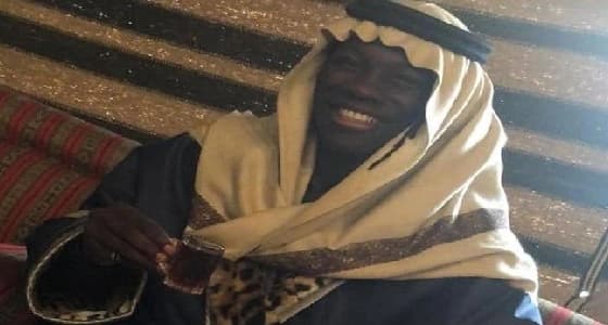 بالفيديو والصور.. قوميز " الشيخ " بالزي السعودي في بيت الشعر