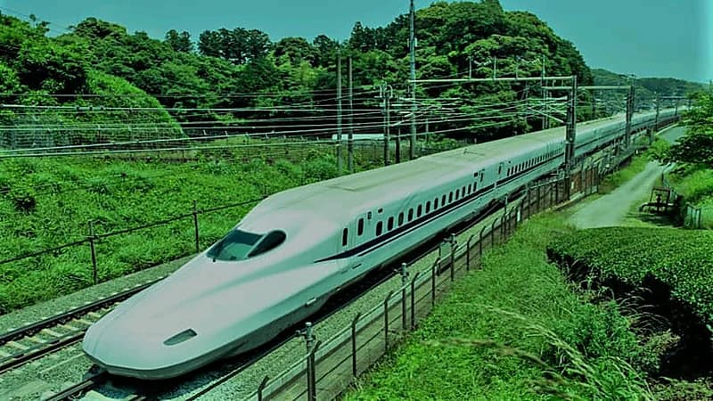 سائق قطار ياباني يقاضي شركته بسبب خصم"نصف درلار" من راتبه