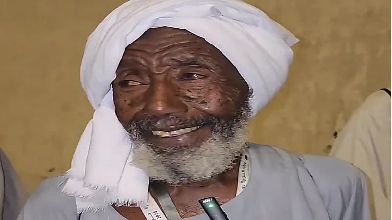 حاج سوداني في الثمانين يحمل كفنه إلى مكة متمنيًا الموت في أطهر بقاع الأرض