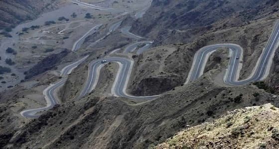 لحظات صعبة على سائق شاحنة كادت أن تسقط من قمة جبل بأبها