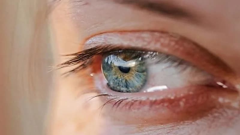 الدموع الدموية من أعراض الإصابة بالسرطان