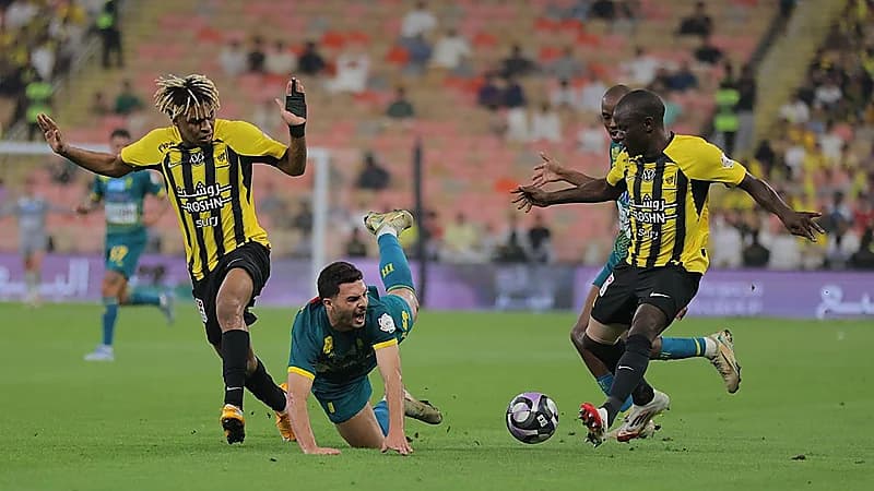 الحائلي وكعكي يفاجئان لاعبي الاتحاد بمكافئة مالية